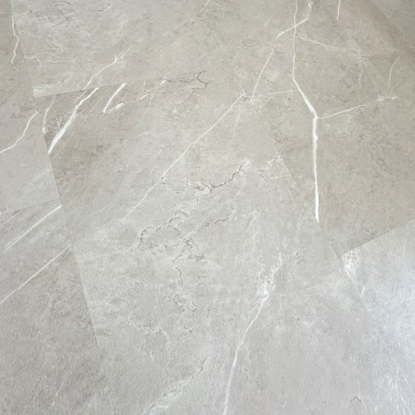 Piso Vinílico SPC Click Marfil SP030 5mm con manta