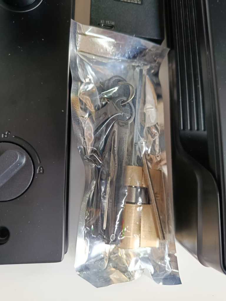 Cerradura Inteligente Multianclaje Wifi/Huella/Código/Tarjeta - Modelo Strong