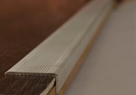 Perfil de Aluminio Terminación Plata AD7714 25mm x 2500mm