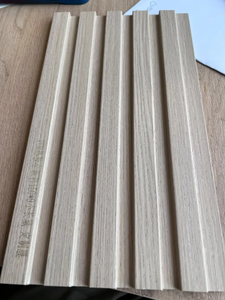 Revestimiento Interior - Wall Panel Varillado Flat WPC - Linea Mile (Fresno Gris)